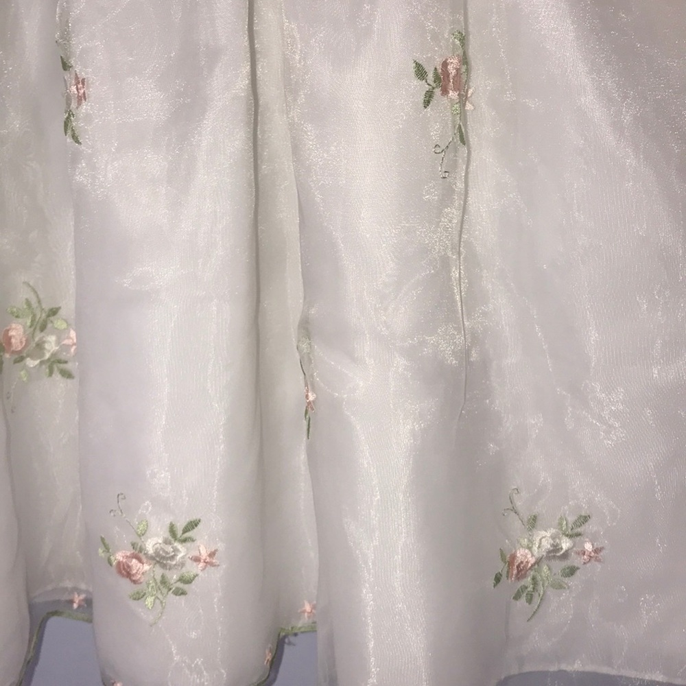 Beautiful White with Tulle and embroidered 🌸🌸🌸 - Picture 4 of 4